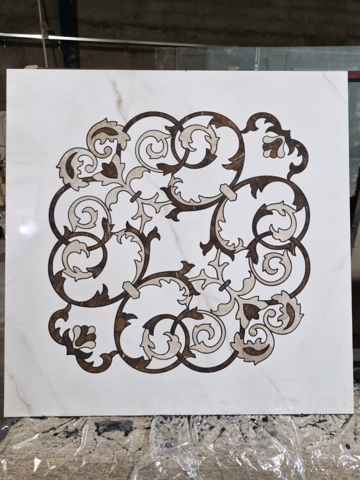 عکس واقعی فرش سرامیکی طرح اسلیمی پیچک آزاد با زمینه کرم و قهوه‌ای و ابعاد 120×120 سانتی‌متر